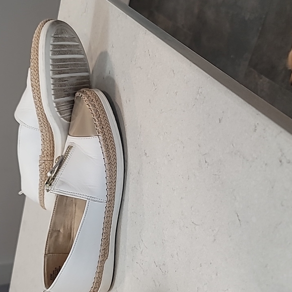 Anne Klein shoes Size 6.5M white and gold with zipper detail - Picture 4 of 4